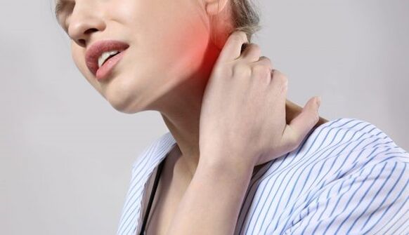 Servikal omurganın osteokondrozu ile boyun ve omuzlarda ağrı görülür